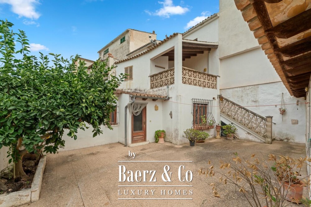 Traditional village house with a spacious patio and renovation potential in S’Arracó image