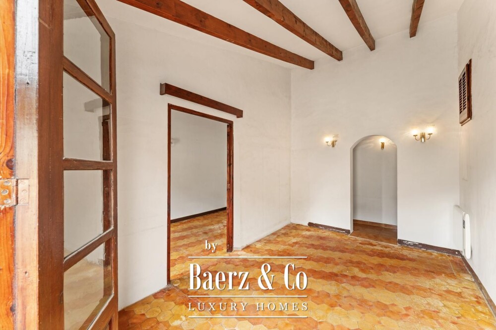 Traditional village house with a spacious patio and renovation potential in S’Arracó image