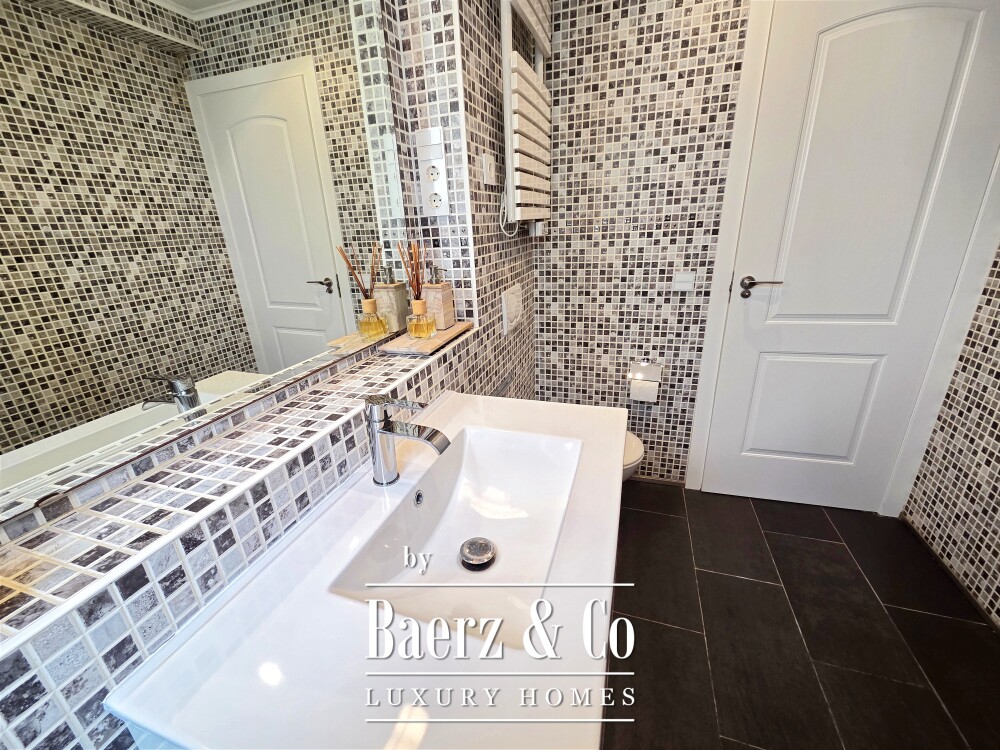Exclusive villa situated in prestigious residential area Tenerife image