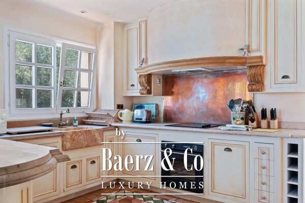 photo 10 Beautiful Provencal villa in the heart of an estate in Biot