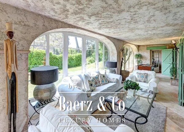 photo 13 Provençal in a gated domain.