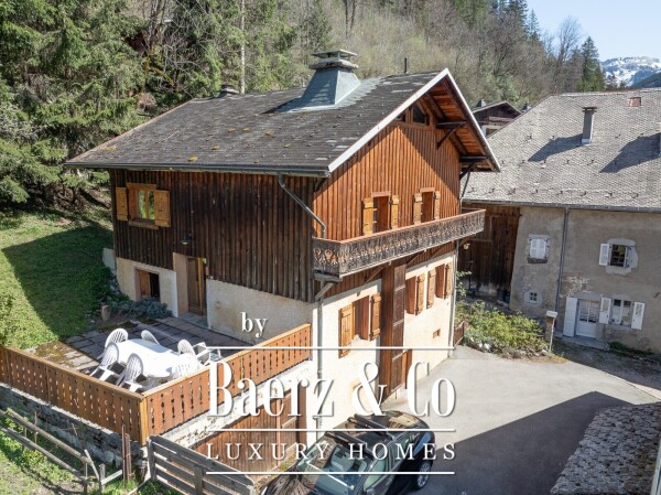 photo 3 TRADITIONAL SAVOYARD STYLE - 6 BEDROOM CHALET