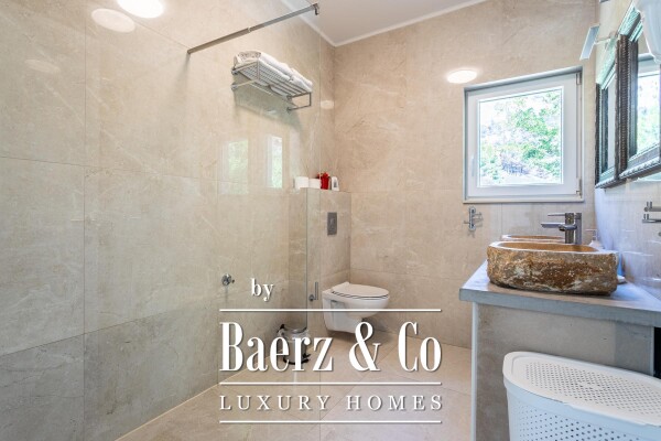 photo 15 Mimice, jedinstvena vila s bazenom i idiličnom okućnicom