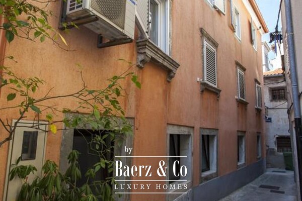 photo 3 Cres, house with a restaurant, apartments and private parking - 200 m from the sea