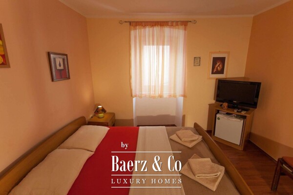 photo 6 Cres, house with a restaurant, apartments and private parking - 200 m from the sea